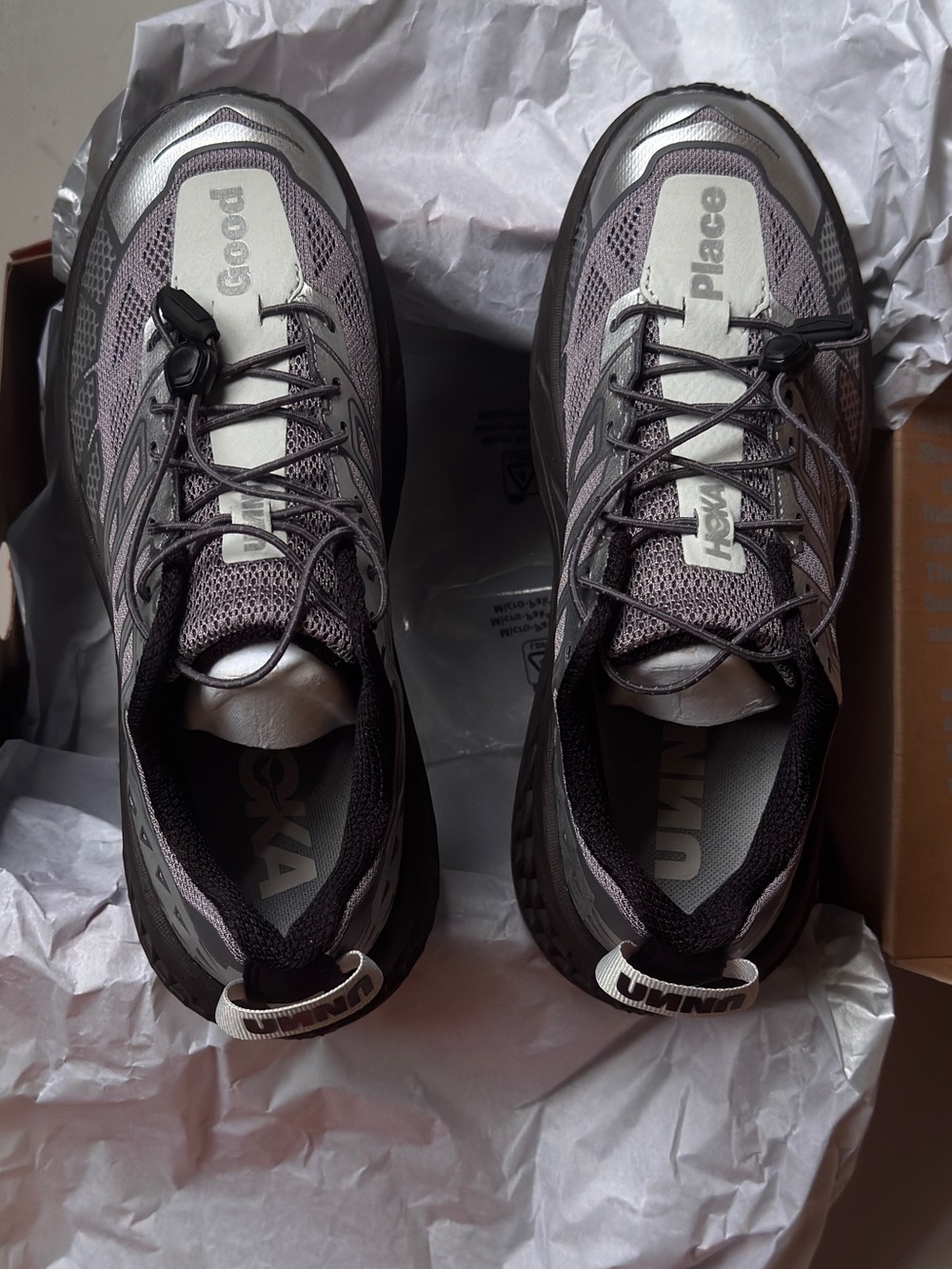 Hoka UNISEX,  Speedgoat SILVER. WOMENS 8/MENS 7